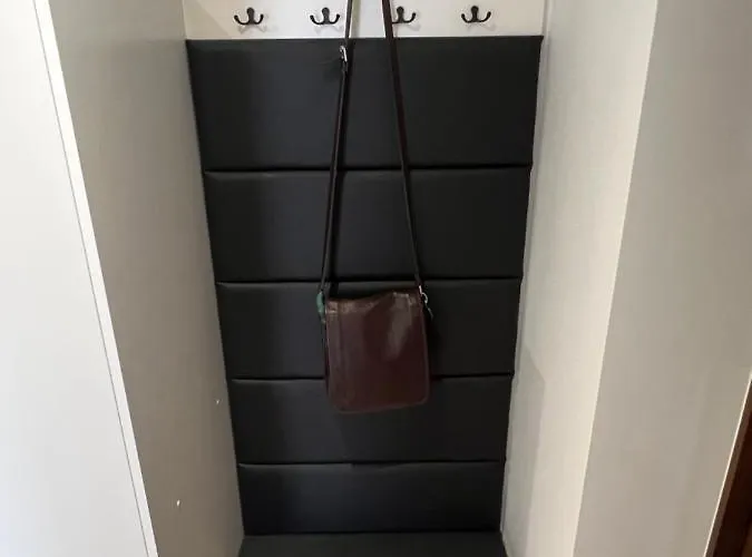 White And Black Apartment *